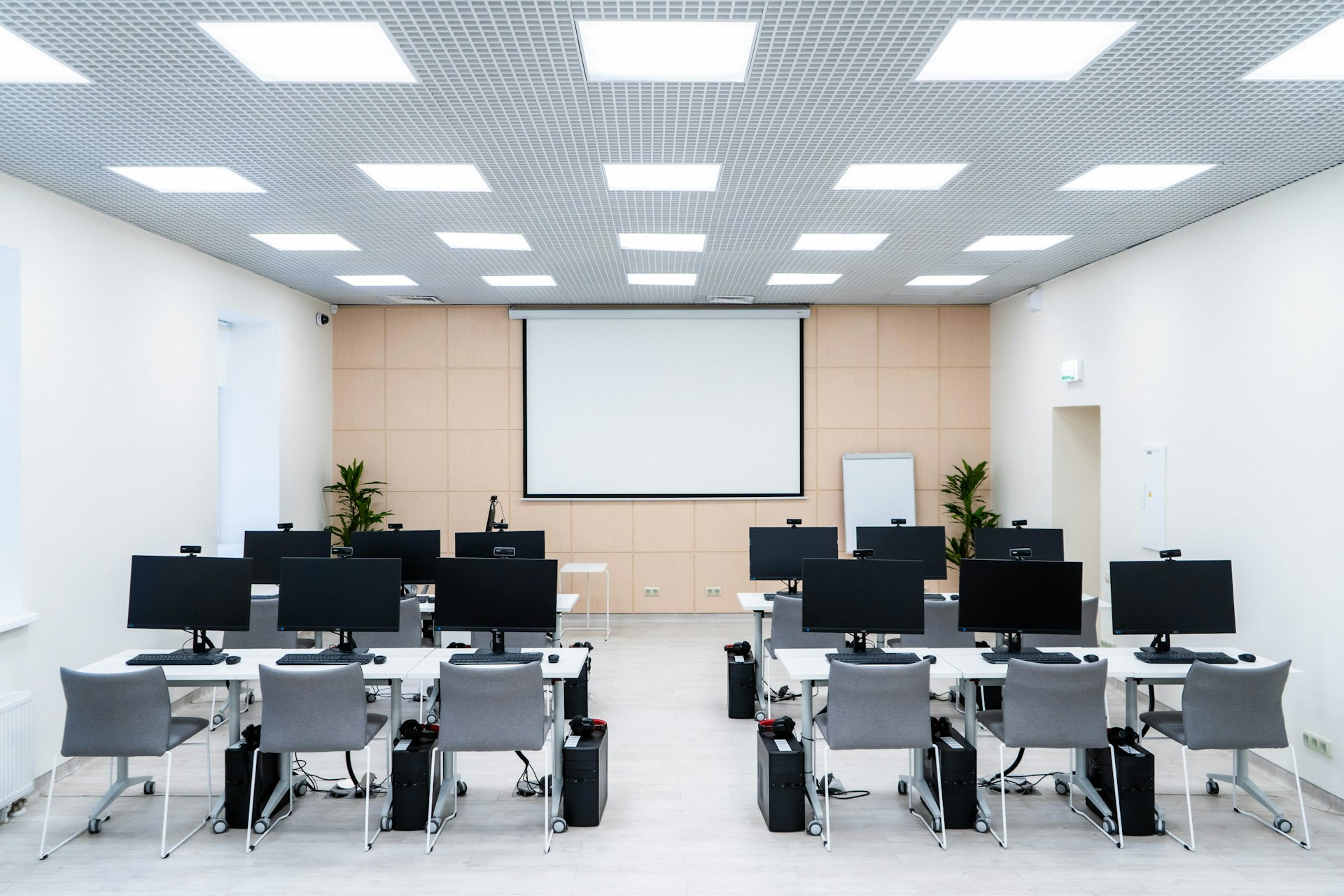 Jak wybrać optymalny rozmiar i rozdzielczość ekranu LED? Kompletny przewodnik zakupowy 2026
